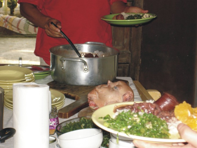 Cabeça de porco à mesa com feijoada, 2005